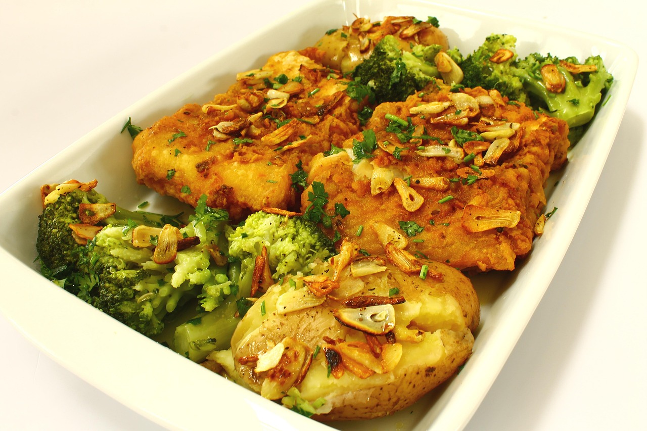 Bacalao à lagareira, una preparación tradicional portuguesa con papas, brócoli y ajo salteado en aceite de oliva